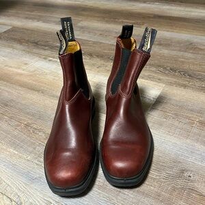 Women’s Blundstone size 8.5 U.S (barely worn)